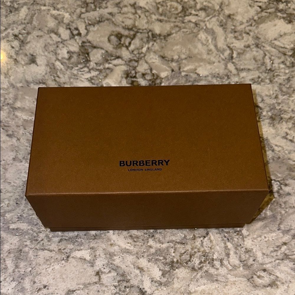 🧳 Burberry Sunglass Box with Pouch & Booklet